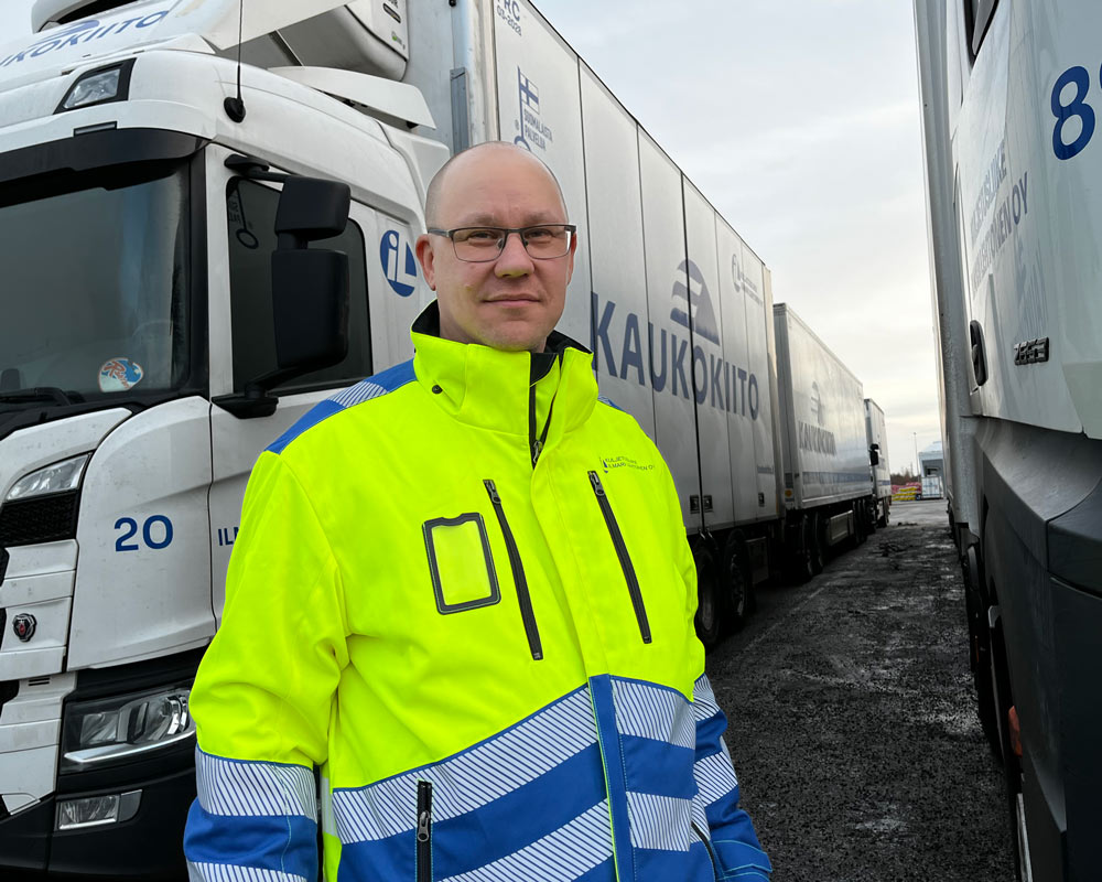 Jarno Holappa, som arbetar för transportföretaget Lehtonen, lämnar Uleåborg med en HCT-kombination för att återvända hem till södra Finland. Lasten väger 42 ton och fordonet är 34,5 meter långt.