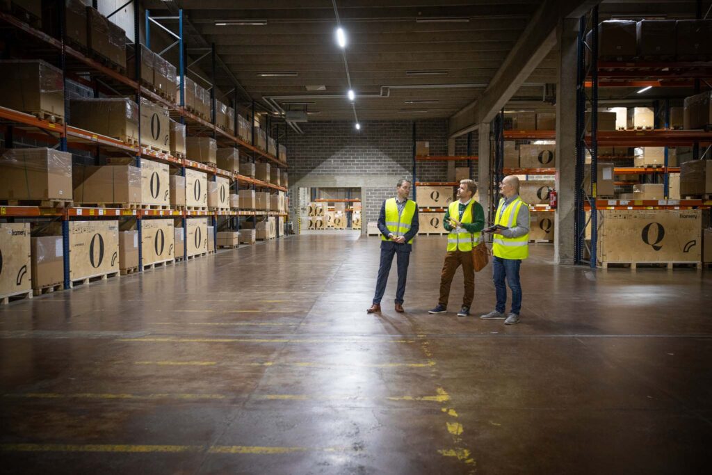 Kaukokiidon myyntijohtaja Timo Maijala (vas.), Frameryn osto- ja logistiikkapäällikkö Pentti Hintikka ja Kaukokiidon logistiikkapäällikkö Mikko Niininen Sääksjärven varastolla.
