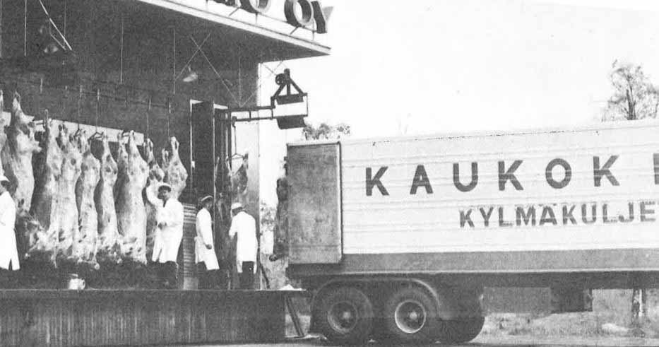 Vanha mustavalkoinen kuva, jossa Kaukokiidon rekka on lastauslaiturin edessä ja laiturilla riippuu eläinten ruhoja.